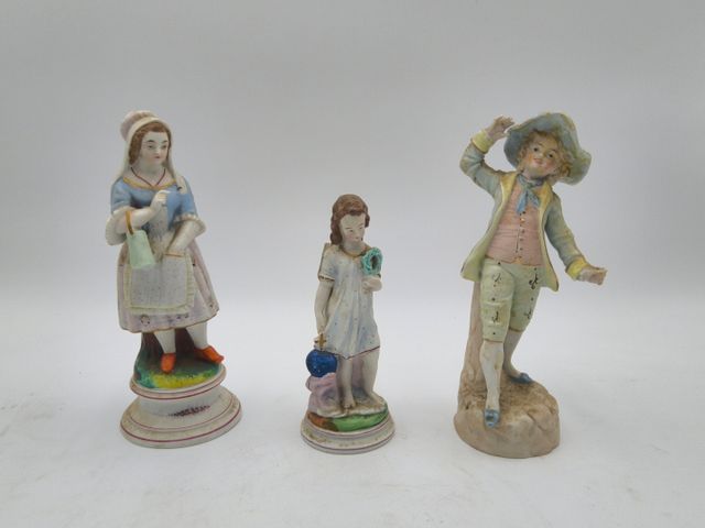 Lot de trois figurines en biscuit polychrome