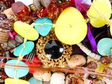 un tas de perles et de bijoux en tout genre posés sur une table