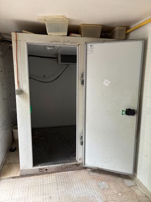 une porte ouverte dans une pièce en cours de rénovation