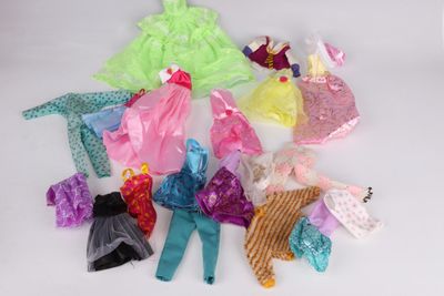 Lot de vêtements de Barbie