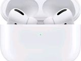 un iPhone avec des AirPods posés dessus, ainsi que leur boîtier de recharge