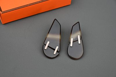 deux paires de chaussures noires et blanches posées sur une table