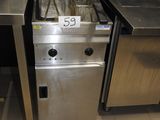 une cuisinière en acier inoxydable sur laquelle sont posées deux casseroles, dans une cuisine