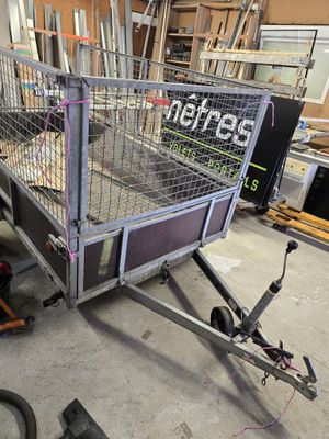 une photo d'une remorque équipée d'une cage à l'arrière