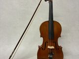 un violon posé à côté d'un archet
