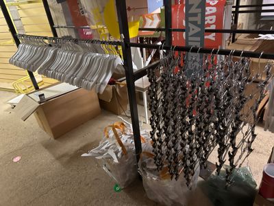 un support sur lequel sont suspendues de nombreuses paires de ciseaux