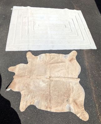 a rug and a rug on the ground next to each other