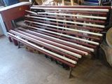 un banc fabriqué à partir de battes de baseball dans un garage