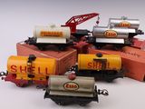 un grand nombre de trains miniatures posés sur une table