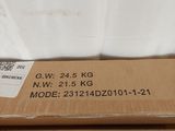 une boîte en carton avec une étiquette posée sur un lit