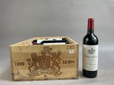 une caisse en bois contenant une bouteille de vin et une autre bouteille de vin