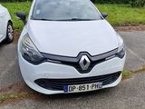 La voiture blanche est garée sur le parking, à côté de la voiture blanche.
