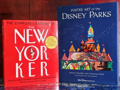 deux livres posés sur une table