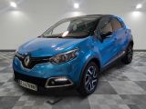 la voiture bleue est garée sur le sol en damier d'un garage