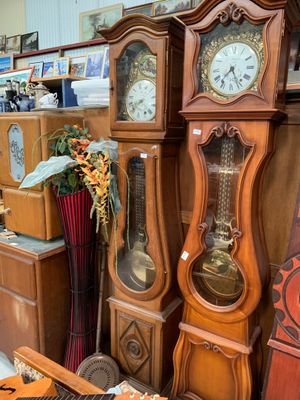 Horloge de parquet en bois naturel, le cadran marqué Guillot…