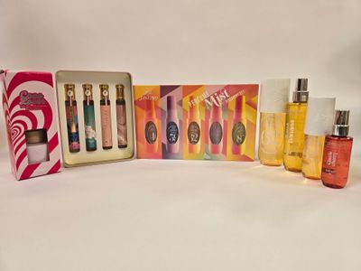 les flacons de différents parfums sont présentés sur une surface blanche