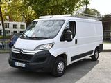 une camionnette blanche garée dans un parking