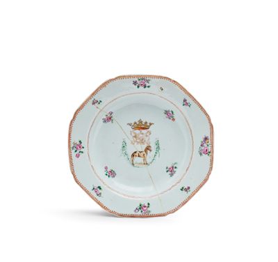 un gros plan d'une assiette posée sur une surface blanche, sur laquelle figure une couronne