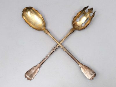 deux cuillères et deux cuillères-cuillères sur une table