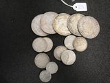 beaucoup de pièces d'argent posées sur une table noire