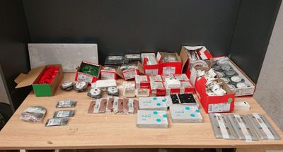 une table sur laquelle se trouvent de nombreux objets différents