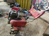 un petit cyclomoteur rouge garé dans un garage