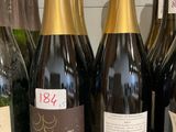 plusieurs bouteilles de vin sont alignées sur un comptoir