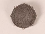 une pièce d'argent portant une tête de femme et une couronne