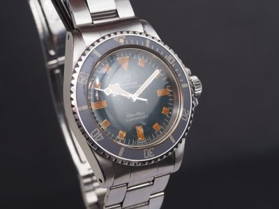 une image représentant une montre-bracelet avec un cadran bleu et des aiguilles orange