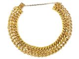 une image représentant un collier en or avec une chaîne sur fond blanc
