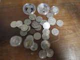 un tas de pièces d'argent sur une table en bois