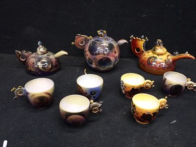 beaucoup de théières et de tasses sur la table
