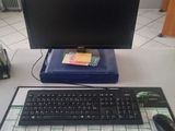 un écran d'ordinateur et un clavier sur un bureau dans une pièce