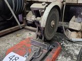 une machine posée sur une table dans une pièce
