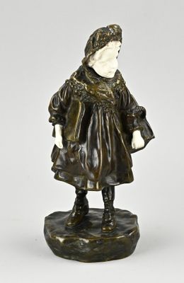 statue en bronze représentant une jeune fille en robe et bottes