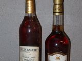 deux bouteilles de vin posées sur une table l'une à côté de l'autre