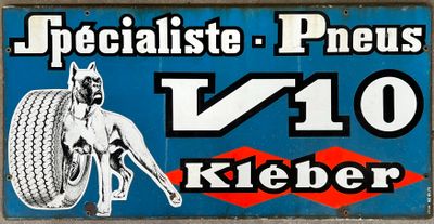 une enseigne indiquant « Spécialiste des pneus V10 Kleber » sur la façade d'un immeuble