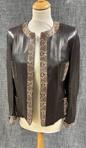 GABRIEL ANGELY – Veste en cuir d’agneau plongé marron. Taille : 2