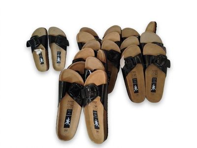 plusieurs paires de sandales noires ornées de nœuds, posées sur un fond blanc