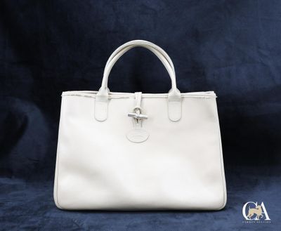 un sac à main en cuir blanc sur fond bleu