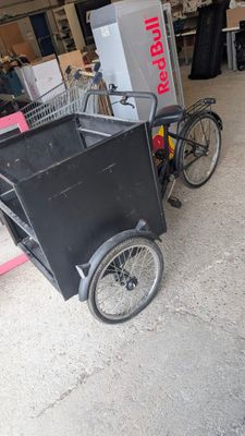 une charrette à laquelle est attelée une autre charrette à l'arrière
