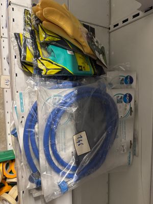 un tas d'articles sur les rayons du magasin
