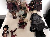 beaucoup de poupées assises sur une table