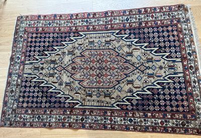un tapis posé sur le sol, avec un parquet en arrière-plan