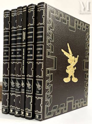 quatre livres posés sur une table blanche
