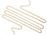 un collier en or dont la chaîne est mise en valeur sur un fond blanc