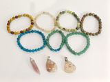 Plusieurs bracelets de différentes couleurs et formes sont disposés sur une surface blanche.