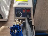 une petite machine posée sur une table