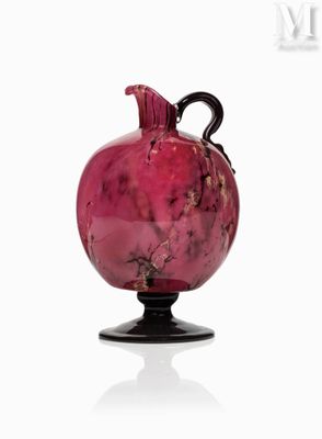 un vase rose muni d'une anse noire, posé sur un socle