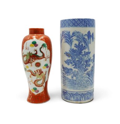 deux vases posés l'un à côté de l'autre sur une surface blanche